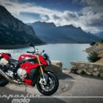 Descubre la potencia y estilo de la moto BMW S1000R: una máquina excepcional en el asfalto